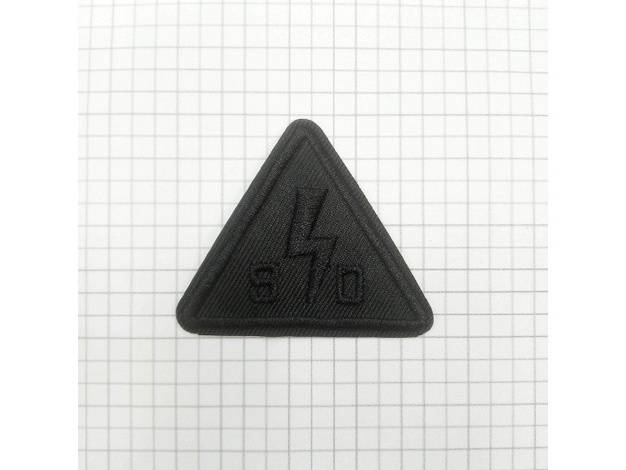 Термоаппликация треугольником черная "SO" 5,5 на 5,5 см.