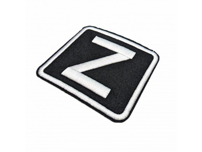 Термоаппликация в виде буквы Z на черном фоне